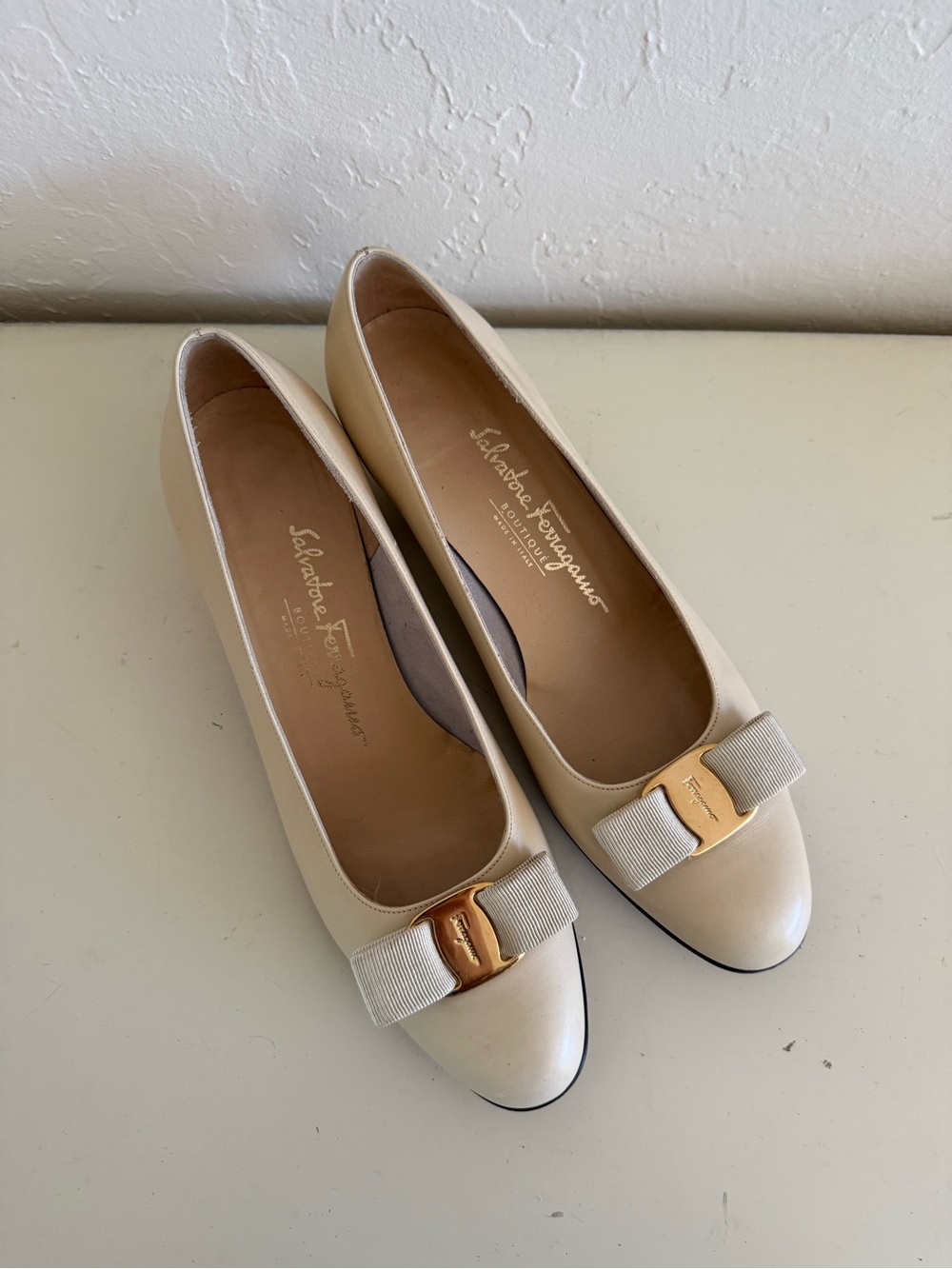 Salvatore Ferragamo Vara Bow Low Heel Pumps Lot - Picture 2 of 13